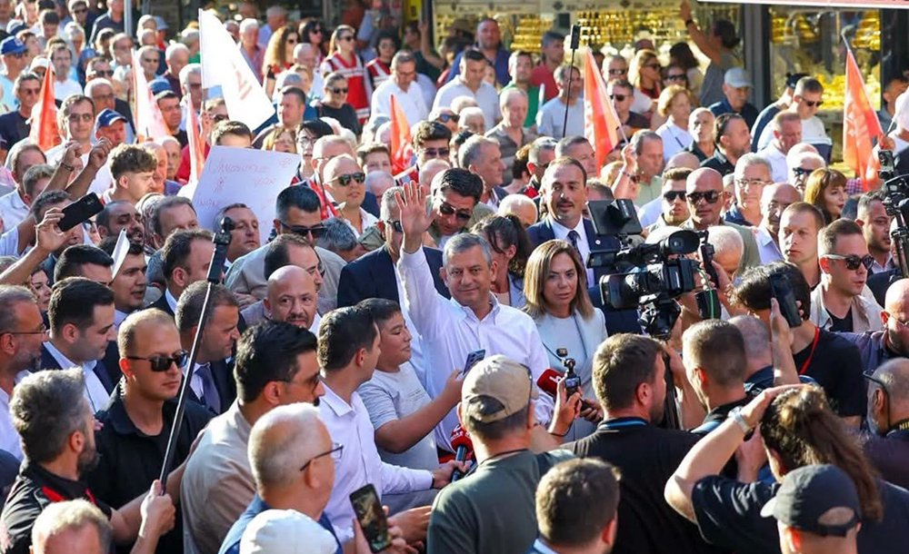 Yüceer'e Parti Rozetini Özel Taktı