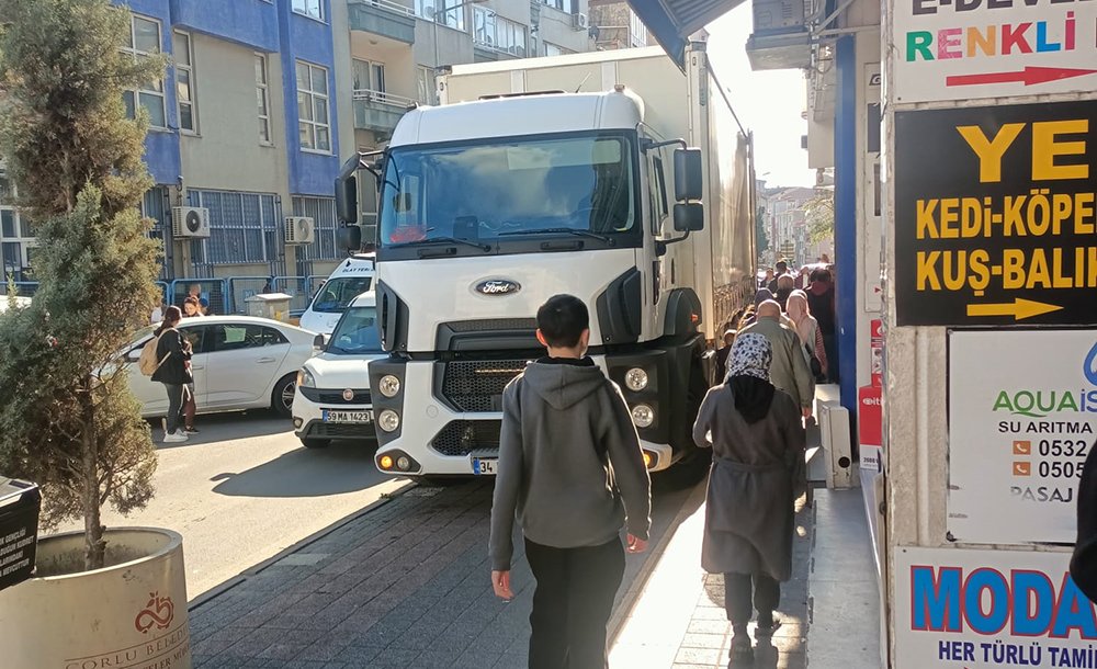 Yük Boşaltin Tir, Kaldirimi Kapatti