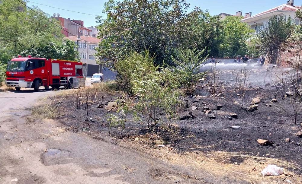Zamanında Biçilmeyen Otluk Alanlar Bir Bir Yanıyor 