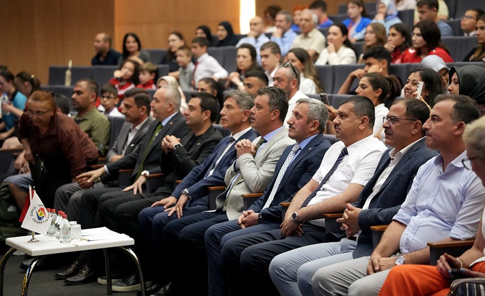 ‘Zirvedekiler' Ödül Töreni Düzenlendi 