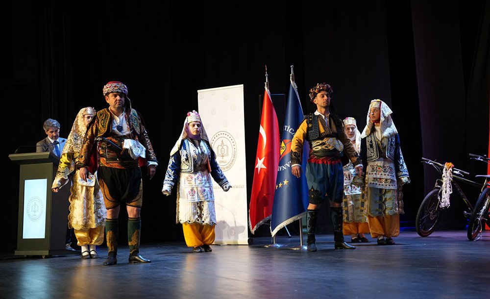 ‘Zirvedekiler' Ödül Töreni Düzenlendi 