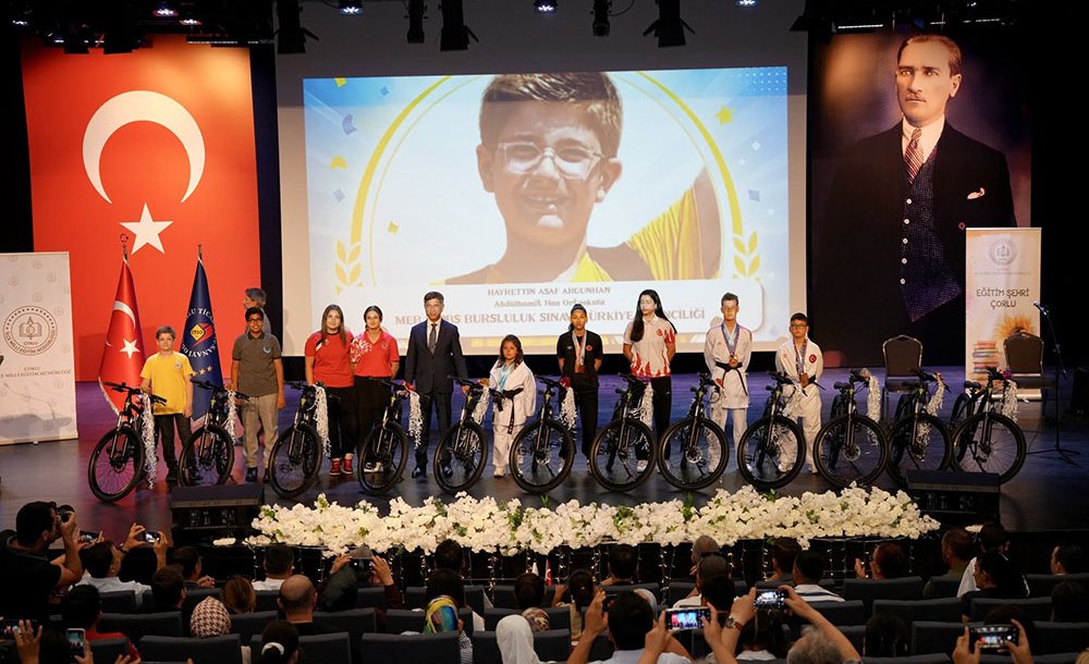 ‘Zirvedekiler' Ödül Töreni Düzenlendi 