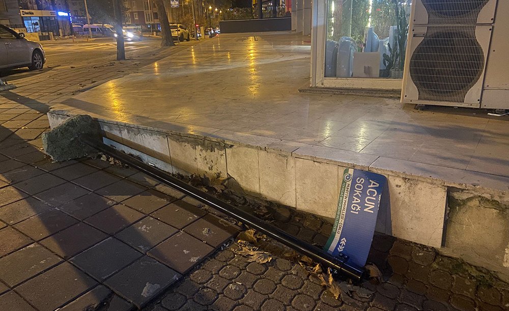 Acun Sokaği Tabelasi Yerlerde - 1