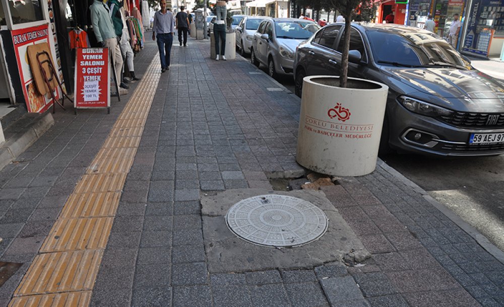 Defalarca Çöken Yer, Yine Çöktü!