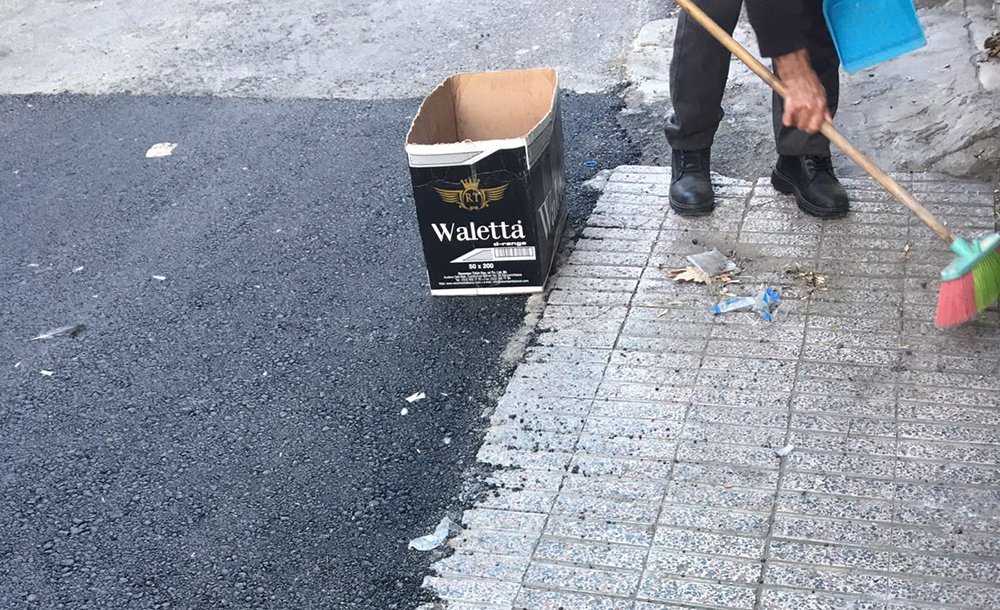 Esnaf Kendi Sokağını Temizliyor