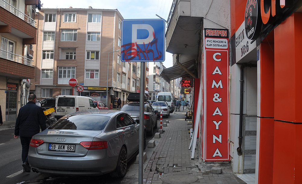 Kaldırımlar Bir Bir Çöküyor