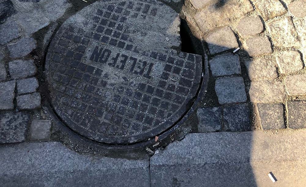 Kırık Rögar Kapağı Tehlike Saçıyor
