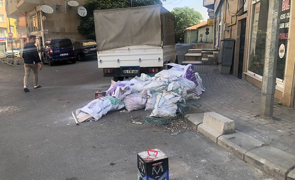 Molozların Kaldırımların Üstünde Ne İşi Var?