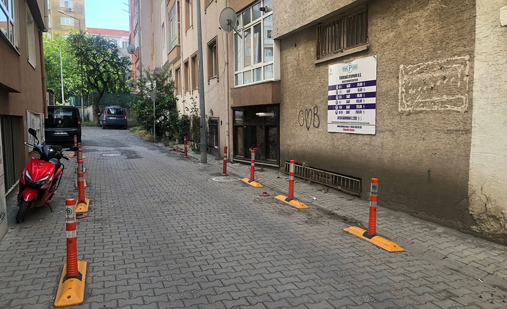 Otopark Toz Toprak İçinde