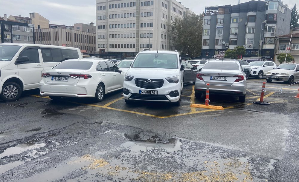 Otoparktaki Çukurlar Tepki Çekiyor