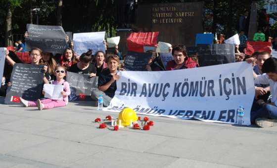 Öğrencilerden Soma İçin Oturma Eylemi