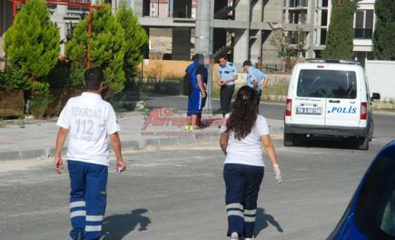 Bankta Uyuyan Gençler Polis Ve Sağlık Ekiplerini Alarma Geçirdi - 1