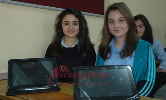 Çorlu Kaymakamı Hulusi Doğan Fatih Projesi Kapsamında Öğrencilere Tablet Bilgisayar Dağıttı