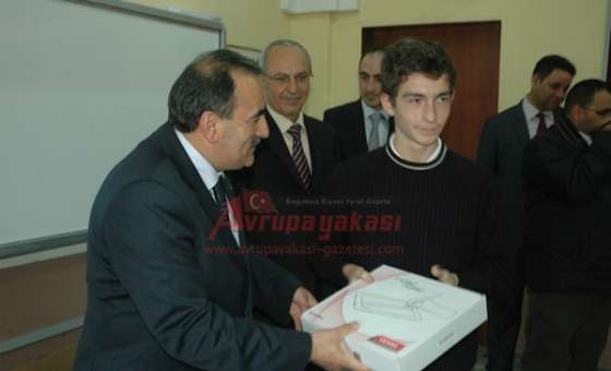 Çorlu Kaymakamı Hulusi Doğan Fatih Projesi Kapsamında Öğrencilere Tablet Bilgisayar Dağıttı - 8