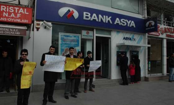Tmsf`nin Bank Asya`ya El Koymasının Ardından Vatandaşlar Banka Önüne Gitti