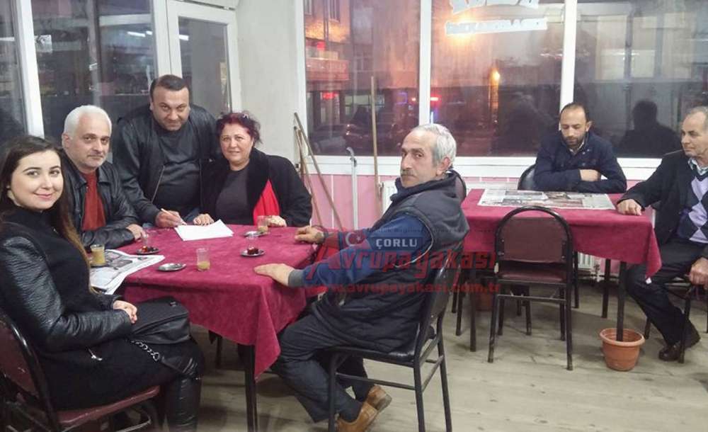 Mahalle Muhtarı Kapı Kapı Dolaşıp İmza Topluyor