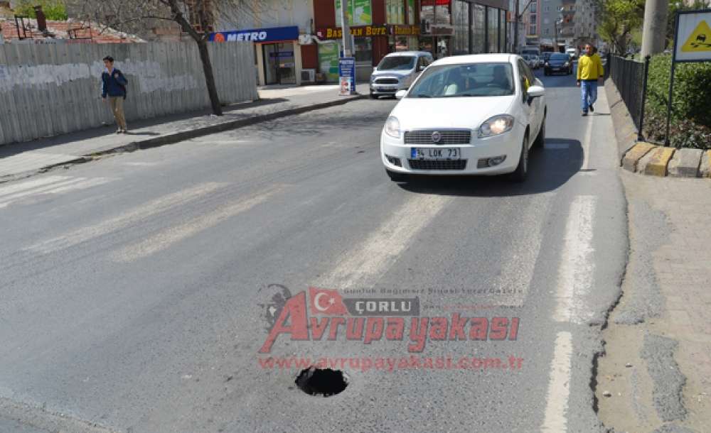 Yol Çöktü