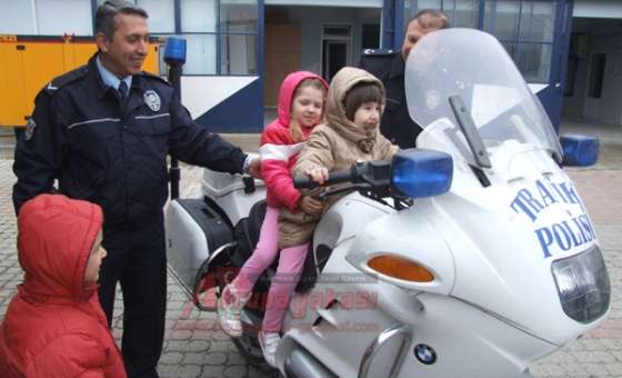 Minik Öğrenciler Trafik Polisi Oldu - 2