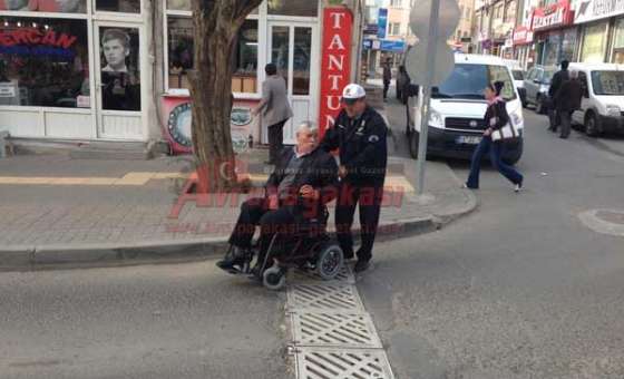 Trafik Polisinden Engelli Vatandaşa Yardım