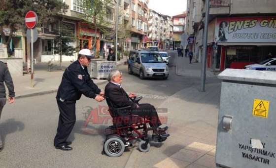 Trafik Polisinden Engelli Vatandaşa Yardım - 1