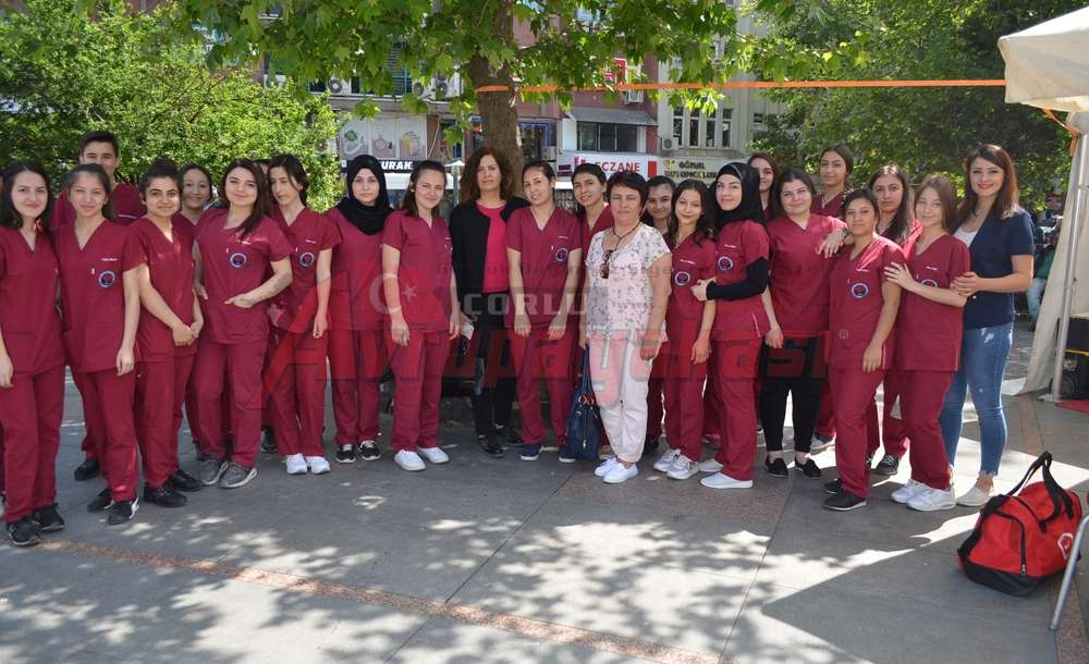 Öğrenciler Ücretsiz Tansiyon Ölçtüler