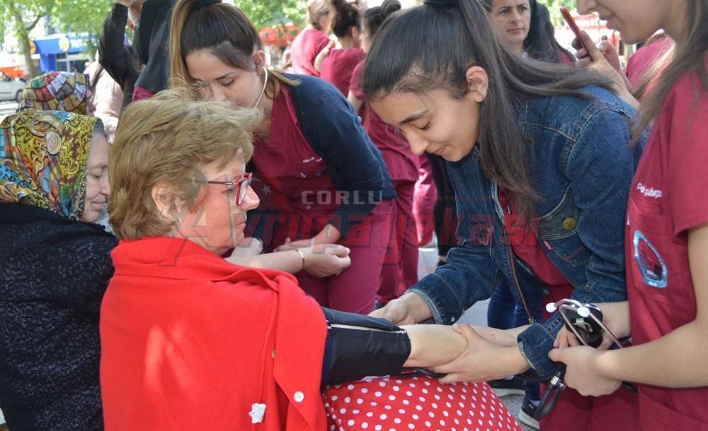 Öğrenciler Ücretsiz Tansiyon Ölçtüler - 1