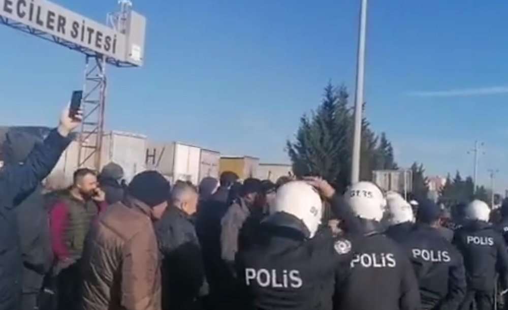 Nakliyeciler Eylem Yapıp Yolu Kapattı - 1