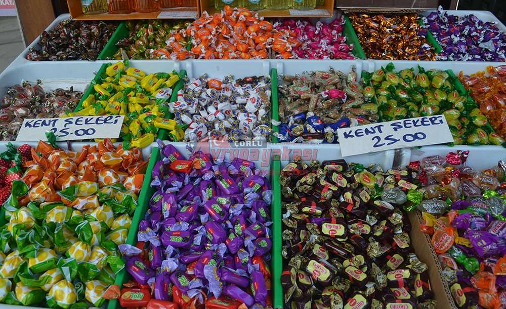 Şeker Ve Çikolatalar Raflarda Kaldı - 1