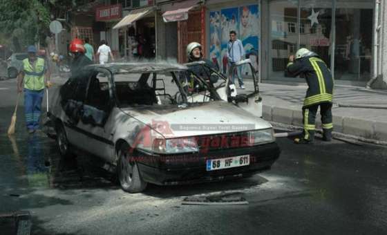 Işıkta Bekleyen Otomobil Yandı - 1