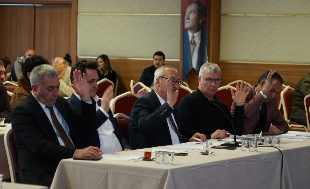 Başkan Yüksel'den Tüm Meclis Üyelerine Teşekkür Plaketi