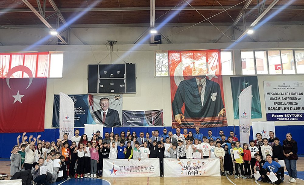 Kaymakam Eren Kapalı Spor Salonunu Ziyaret Etti - 1