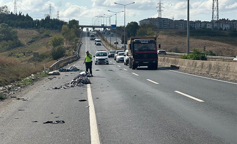 Kamyondan Dökülen Kumaşlar Tehlike Saçtı