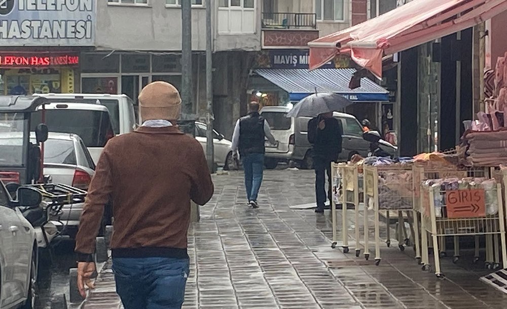 Yağışlı Hava Hayatı Olumsuz Etkiledi