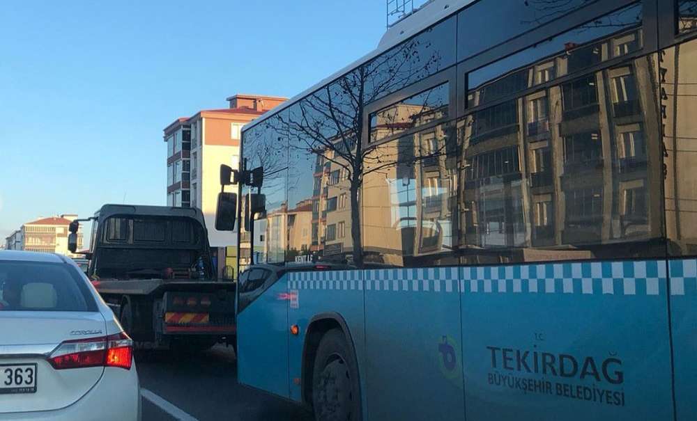 Bozulan Otobüs Çekiciyle Taşındı