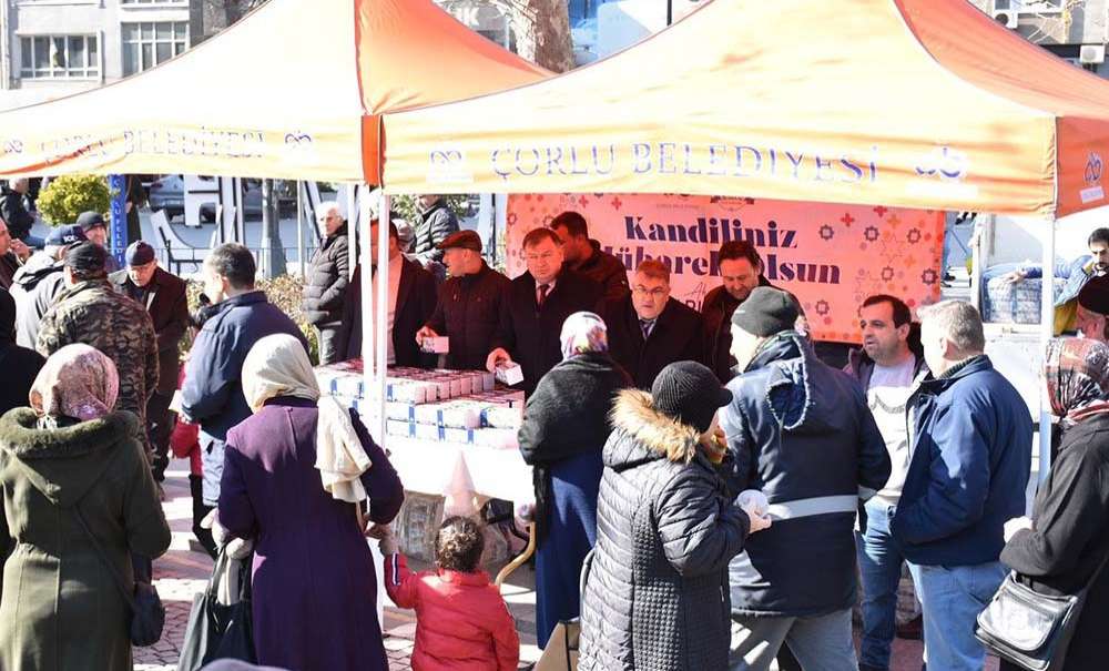 Çorlu Belediyesi Kandil Simidi Dağıttı
