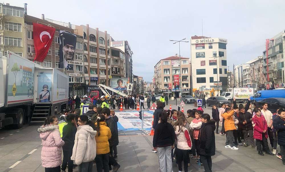 Jandarma Öğrenci Ve Sürücülere Trafik Eğitimi Verdi