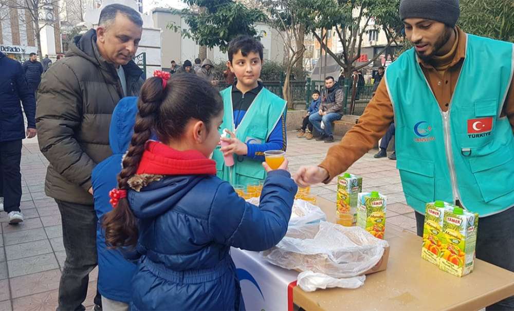 Kandil Sebebiyle İkramlar Dağıtıldı