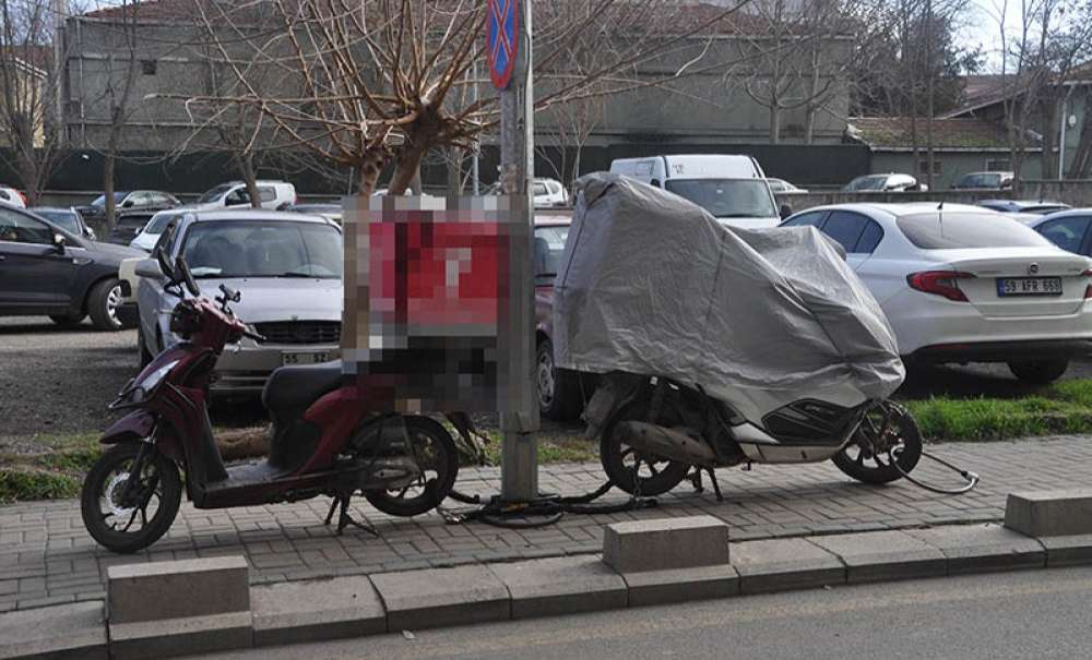 Motosikletler Kaldırımı İşgal Ediyor