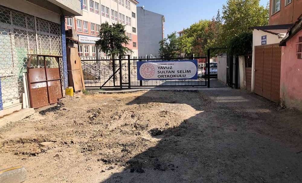 Okul Önü Kazılıp Bırakıldı