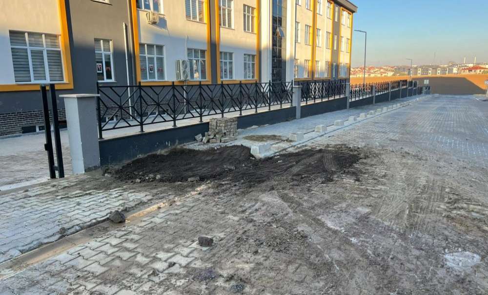 Okul Önündeki Su Nihayet Kesildi
