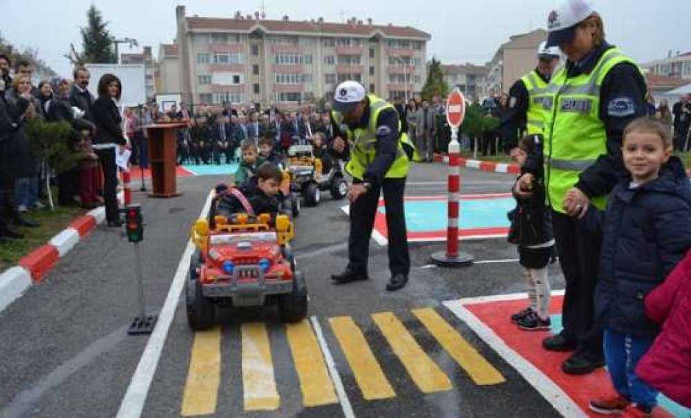Minik Öğrenciler Trafikteki Performanslarıyla Büyüklere Taş Çıkarttı