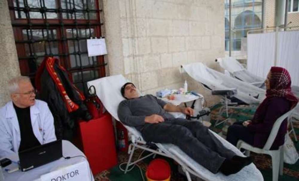 Cami Girişinde Kan Bağışı