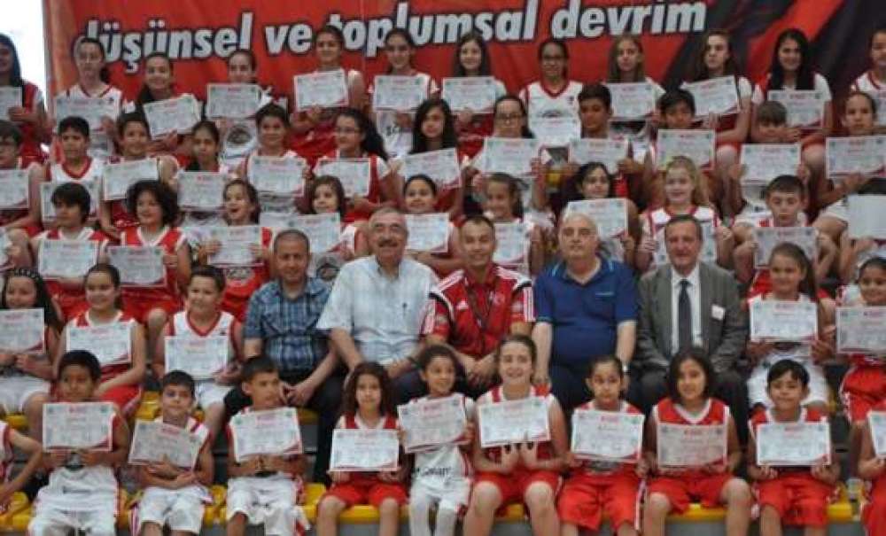 12 Dev Adam Basketbol Okulu Sertifika Töreni