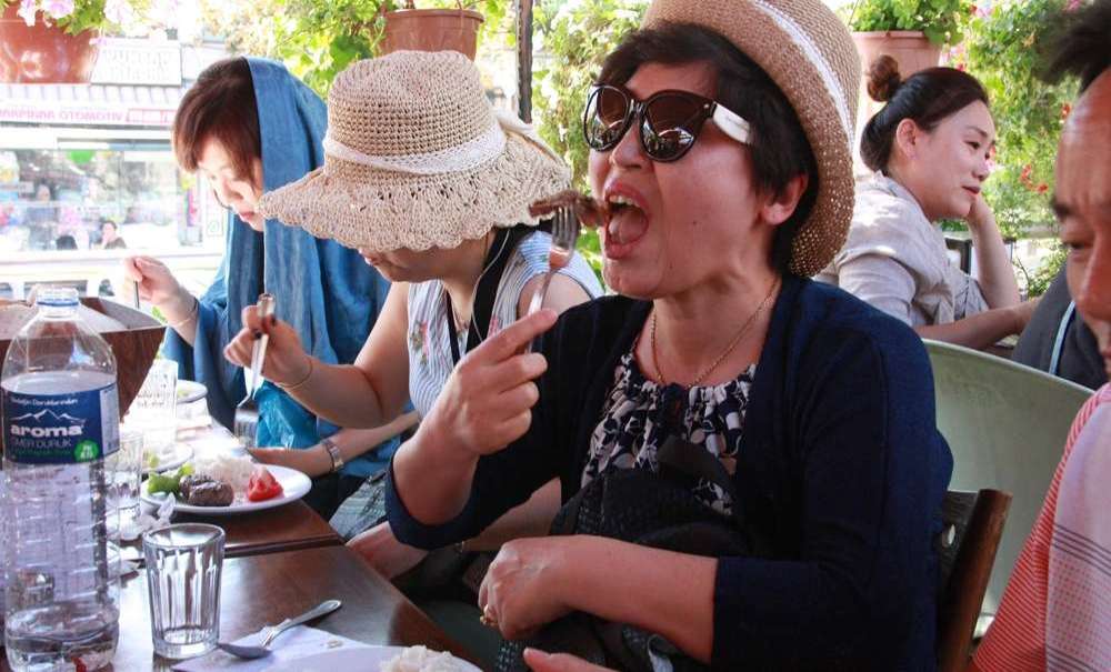 Ciğer Yerken Kendilerinden Geçtiler