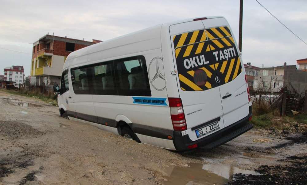 Öğrenci Servisi Çöken Yola Saplandı
