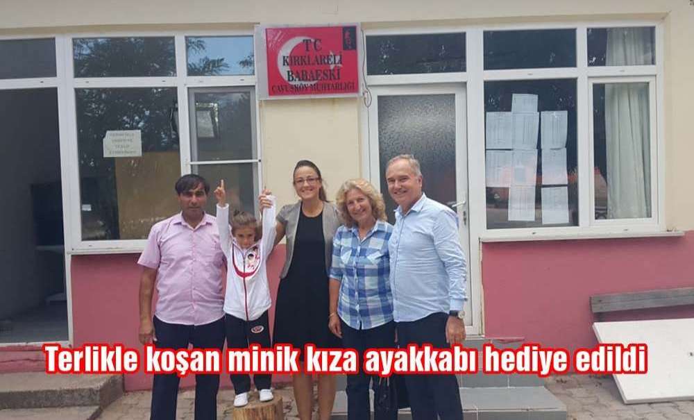 Terlikle Koşan Minik Kıza Ayakkabı Hediye Edildi