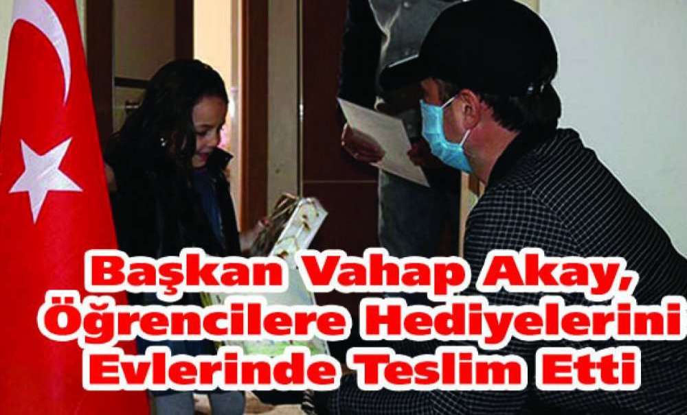 Başkan Akay, Öğrencilere Hediyelerini Evlerinde Teslim Etti