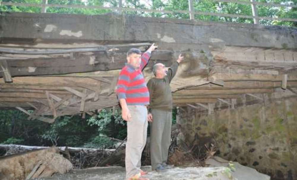 Velika Köprüsü Teklike Saçıyor