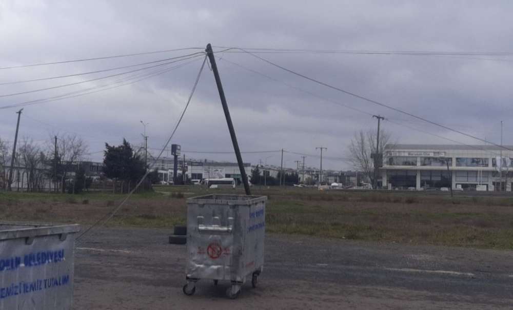 Telefon Direği Tehlike Yarattı