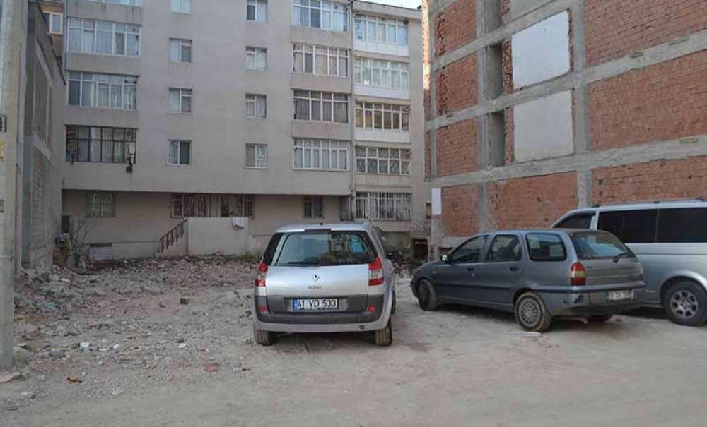 Depremden Etkilenen Erdem Apartmanı Yıkıldı